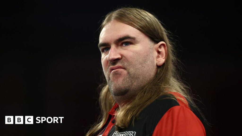 Hasil PDC World Darts Championship 2025: Ryan Searle keluar setelah film thriller tetapi Nathan Aspinall maju