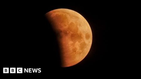 Blood Moon digambarkan di seluruh Inggris sebelum fajar