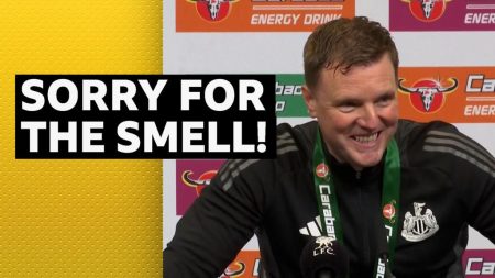 Final Piala Carabao: Eddie Howe muncul ‘basah kuyup’ untuk konferensi pers setelah perayaan Newcastle