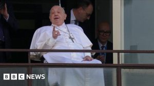 Momen Paus Francis menyapa keramaian yang bersorak dari jendela rumah sakit