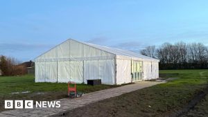 Murid sekolah hazlewood makan di tenda di tengah ketakutan beton