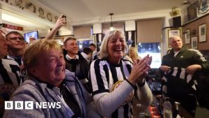 Penggemar Newcastle United merayakan kemenangan Piala Carabao ‘cemerlang’