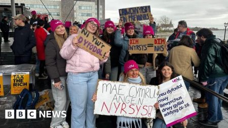 Staf Universitas Cardiff menyerang ‘kemungkinan’ di tengah rencana pemotongan pekerjaan