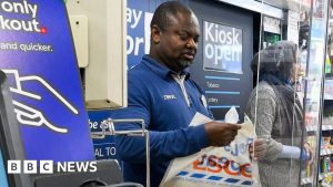 Tesco untuk menaikkan upah sebesar 5% tetapi bonus hari Minggu memo