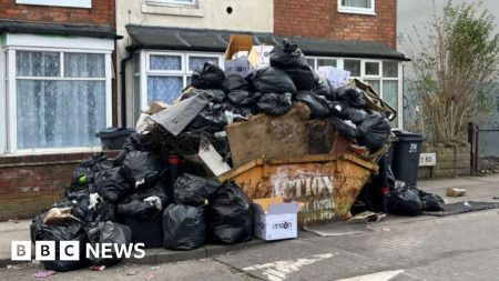 Tumpukan sampah tinggi di Birmingham saat pemogokan bin menyeret